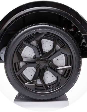 Masinuta electrica Chipolino Audi RS Q8 cu scaun din piele si roti EVA black (negru)